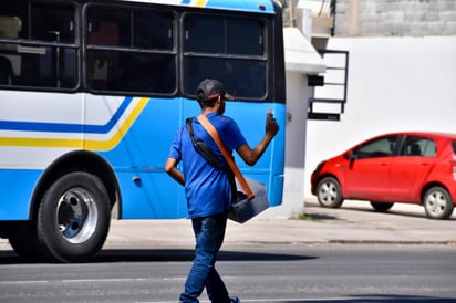 Apoyo. Muchas personas venden dulces en zonas cercanas a su domicilio para poder pagar su escuela o servicios médicos.
