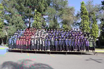 Recuerdo. La foto del recuerdo de los egresados, en un día especial en su preparación académica.
