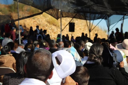 Comunicación. Además de vivir la experiencia de manera espiritual, las personas conviven con otros.
