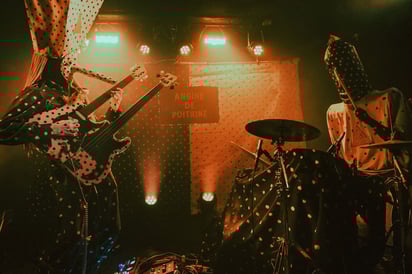 Su estética se basa en máscaras de papel maché con narices exageradas y trajes de lunares que cubren todo el cuerpo, elementos que se han vuelto parte esencial de su identidad visual. Foto: Reddit