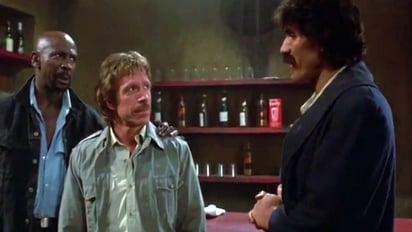 Durante la filmación de Firewalker, Miguel Ángel Fuentes lanzó un grito tan inesperado que Chuck Norris quedó inmóvil por un instante. Foto: The Cannon Group