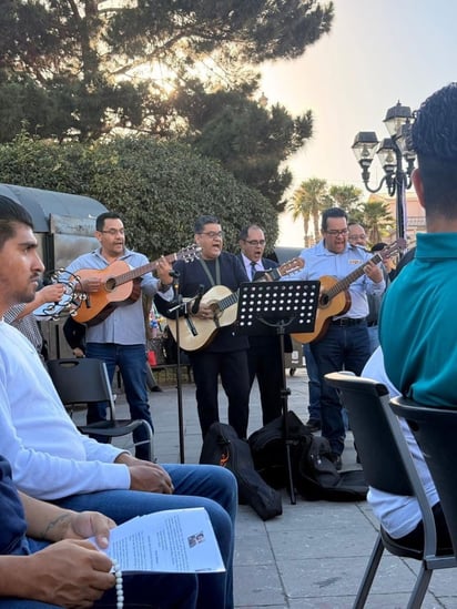 Cantaron. Como parte de la actividad, un grupo entonó cantos religiosos.





