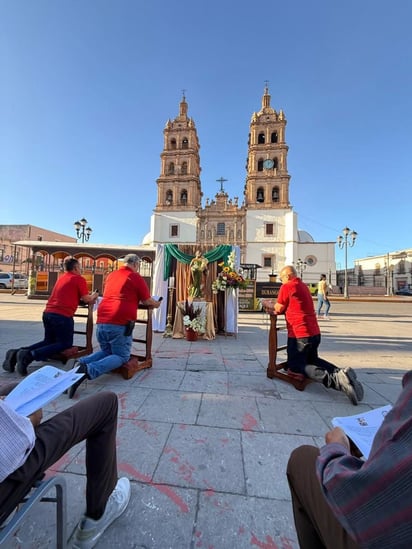 Ejemplo. Los varones han tomado como ejemplo a San José.
