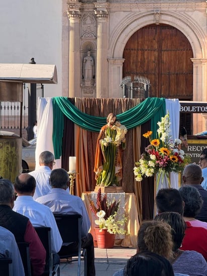 Actividad. Miembros de la comunidad del templo de Santa Ana y la Sagrada Familia se reunieron en la plaza de armas para rezar el Rosario.
