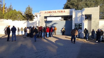 Toma temporal. Los productores llegaron desde temprano para evitar que abrieran la dependencia.