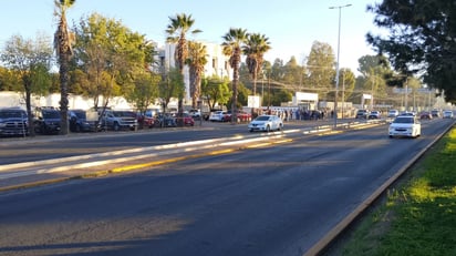 Nueva manifestación. Amanecieron tomadas las oficinas por los productores para hacer su denuncia.