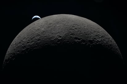 La tierra asomándose en uno de los hemisferios de la luna (NASA).