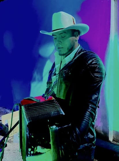 (Foto de Sergio Torres en la que se le ve tocando el acordeón. Redes sociales)