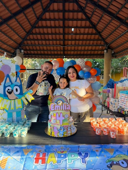 Emilia y sus papás Iván Torrecillas y Wendy Alvarado