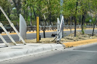 Visual. Alrededor de todas las calles de la capital se llegan a ver señaléticas y vallas dañadas por accidentes viales.
