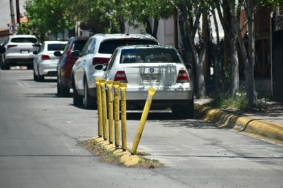 Peligro. Este tipo de postes expuestos pueden llegar a pegar a vehículo que pase.