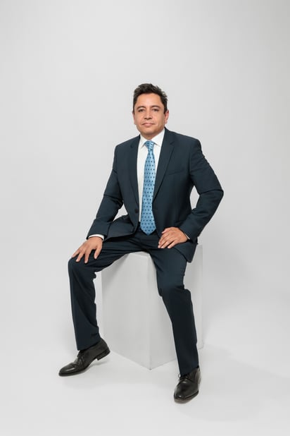 La filosofía del Dr. Aarón  Oliveros es priorizar la prevención y el acompañamiento para evitar el quirófano.
(Foto: Isaías Sigoña)