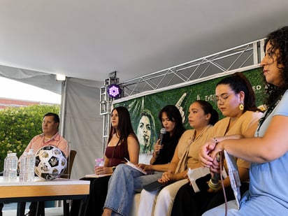 Autores independientes dinamizan la agenda cultural de la ciudad con una mesa de lectura.