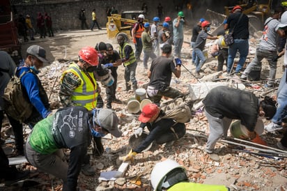 Voluntarios realizando labores de remoción de escombros en Caracas, Venezuela.
