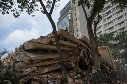 Inmueble derrumbado como producto de la actividad sísmica.