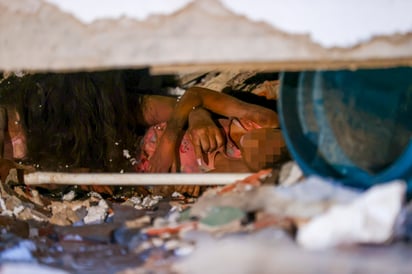 Imagen de personas atrapadas entre los escombros en el municipio Catia La Mar.