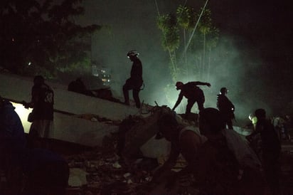 Cuerpos de emergencia buscando víctimas tras los terremotos.