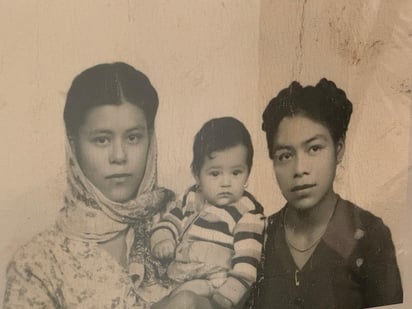 Teresa y Nicolasa Rodríguez posando con un bebé, 1950 (propiedad de José Manuel Medrano Pescador).