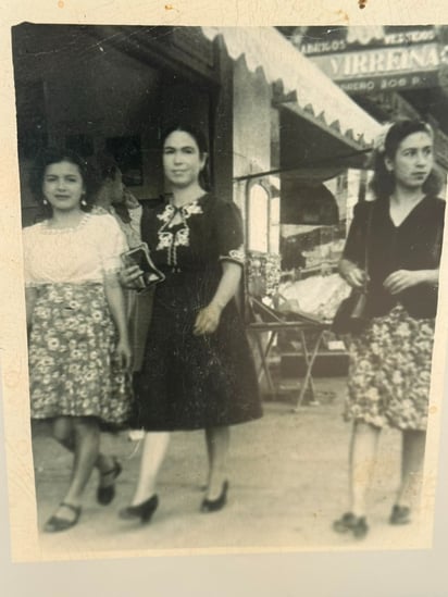 Natalia de la Cruz Macías y sus primas depaseo en el centro de la ciudad, 1950 ( propiedad de Beatríz González de la Cruz).