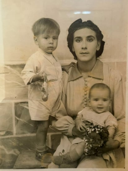 Emiliana Sifuentes Martínez con sus hijos Juan Manuel y Genoveva Sifuentes Sifuentes, 1945 (propiedad de Luz Julieta Meza Sifuentes).