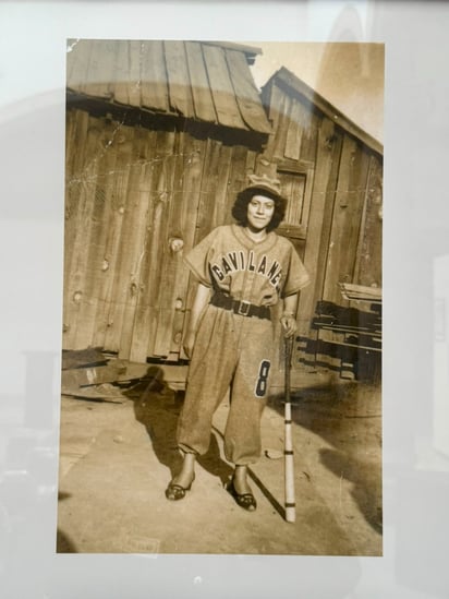 Maximina Martínez en traje de beisbolista, El Salto, Pueblo Nuevo, 1954 (propiedad de María Yescas Arce).