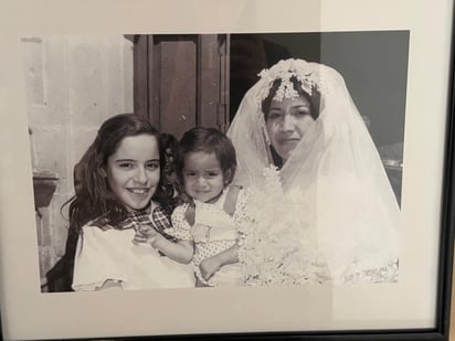 Lorena Egure, la niña Guadalupe Egure y María en vestido de novia, 1974 ( propiedad de Lorena Elizabeth Aguilera Egure).