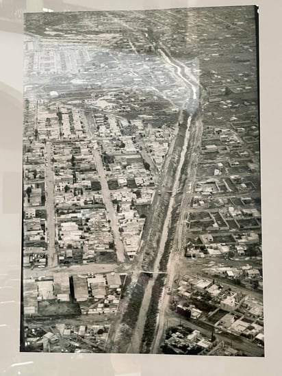 Vista aérea de la acequia grande antes de ser entubada, 1975 (propidad de Rafael Gaytán).