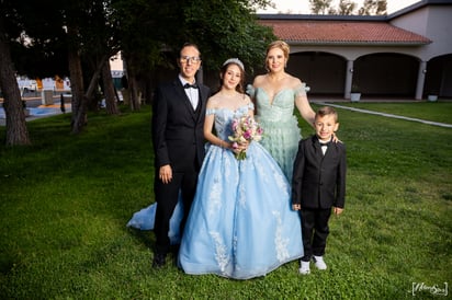 El Dr. Christian Macías Conde y la Sra. Asminda Ibarra Flores, así como su hermanito en el día del festejo. (Foto: Melissa Silva)
