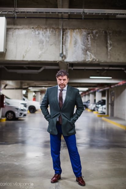 Rolando Ávila, originario de Durango es escritor, director, productor, editor y director de fotografía del corto.