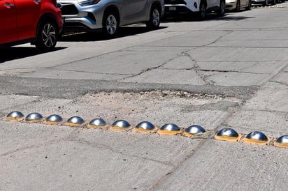Inevitables. A la hora de estar pasando por la calle y encontrarse con bordos, es muy común que en la capital haya otro hecho a base de cemento que esté en pésimas condiciones.
