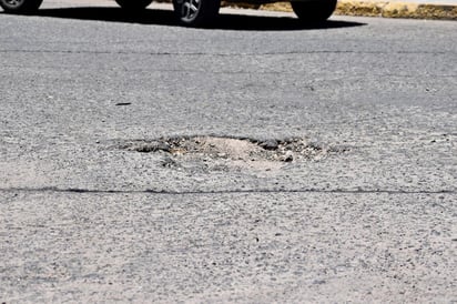 Golpe. Cuando un auto cae en un bache profundo hay una alta probabilidad de tener daños materiales.