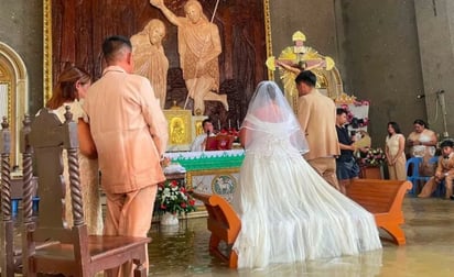 (fotografía de la pareja frente al altar. Agence France-Presse)