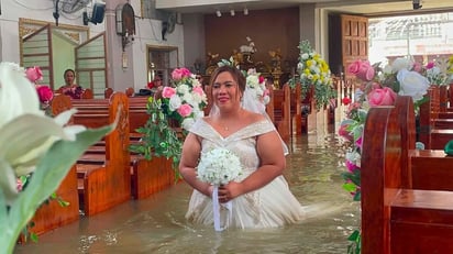 (fotografía de la novia cruzando por el pasillo. Redes sociales)