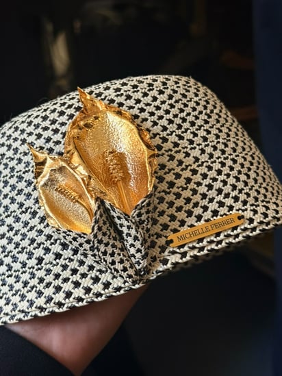 El sombrero que lució Valeria Cuevas en la pasarela del NYFW evocó el estilo de sobrecargo, conectando de forma directa con su profesión de tripulante de cabina.