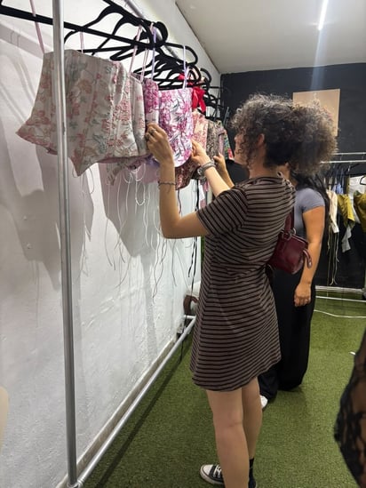 Las asistentes disfrutaron de una tarde dedicada al diseño, la moda y la convivencia local.