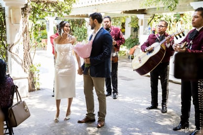 La llegada del novio, con flores y mariachis, fue un momento emotivo. (Foto: Melissa Silva)