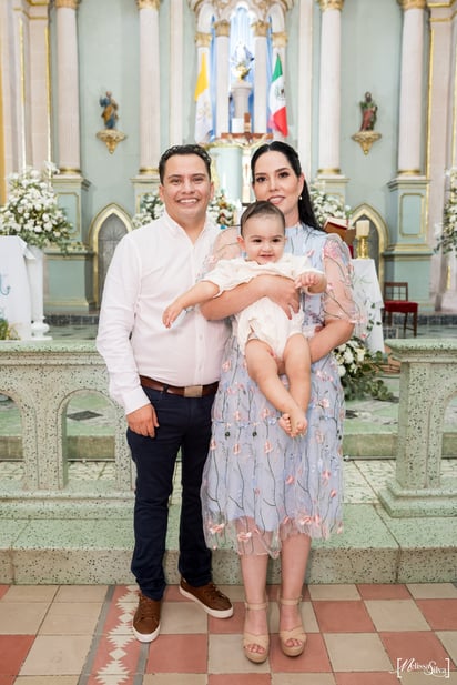 El pequeño Felipe con sus papás, Yey Bojórquez Martínez y Felipe de Jesús Favela Reyes. (Foto: Melissa Silva)