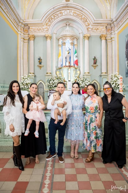 Muy contento el nuevo católico rodeado de sus papás y sus madrinas. (Foto: Melissa Silva)