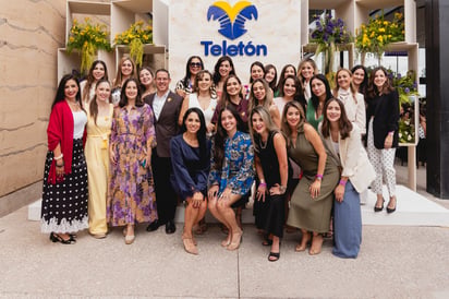 Organizadores e invitados especiales durante la convivencia altruista en el salón Tapihal.