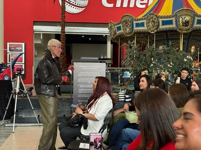 El maquillista Alfonso Waithsman compartió sus técnicas de preparación de piel y maquillaje en vivo durante la master class.