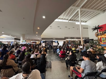 Cientos de asistentes se dieron cita en Paseo Durango para presenciar la demostración del estilista de las estrellas como parte de la apertura de Sephora.