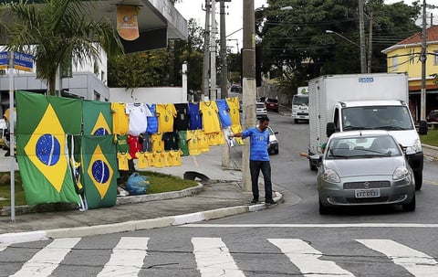Un vendedor ambulante vende banderas de Brasil en Sao Paulo, Brasil.