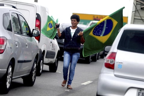 Un vendedor ambulante vende banderas de Brasil en Sao Paulo, Brasil.