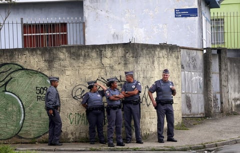 Polic&iacute;as brasile&ntilde;os patrullan en los alrededores del estadio Arena Corinthians en Sao Paulo, Brasil.