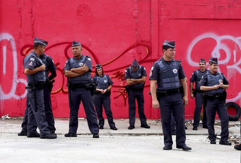 Polic&iacute;as brasile&ntilde;os patrullan en los alrededores del estadio Arena Corinthians en Sao Paulo, Brasil.