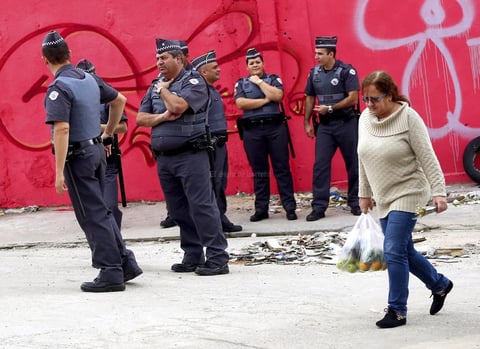 Polic&iacute;as brasile&ntilde;os patrullan en los alrededores del estadio Arena Corinthians en Sao Paulo, Brasil.