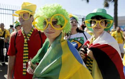 Aficionados brasile&ntilde;os esperan en el exterior del estadio Arena Corinthians de Sao Paulo, Brasil, hoy, jueves 12 de junio de 2014.