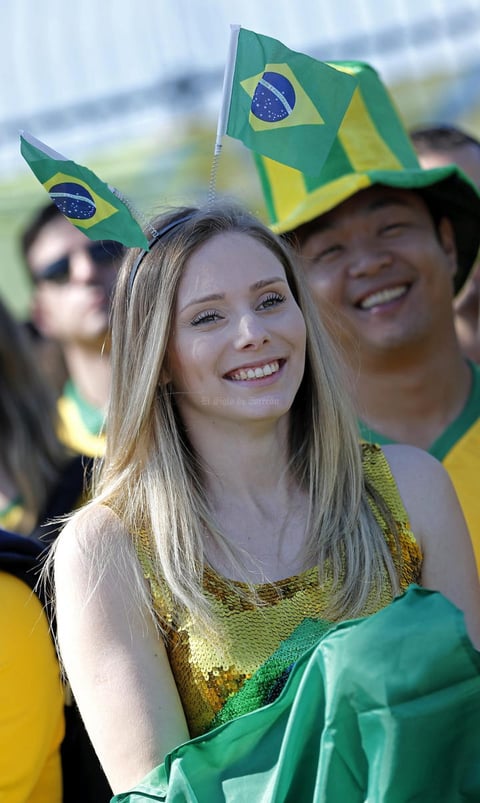 Aficionados brasile&ntilde;os esperan en el exterior del estadio Arena Corinthians de Sao Paulo, Brasil, hoy, jueves 12 de junio de 2014.