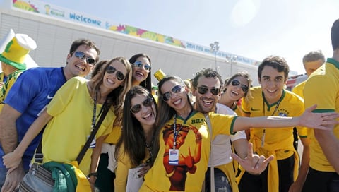 Aficionados brasile&ntilde;os esperan en el exterior del estadio Arena Corinthians de Sao Paulo, Brasil, hoy, jueves 12 de junio de 2014.