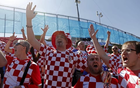 Aficionados croatas animan a su selecci&oacute;n frente al estadio Arena Corinthians en Sao Paulo, Brasil, hoy, jueves 12 de junio de 2014.